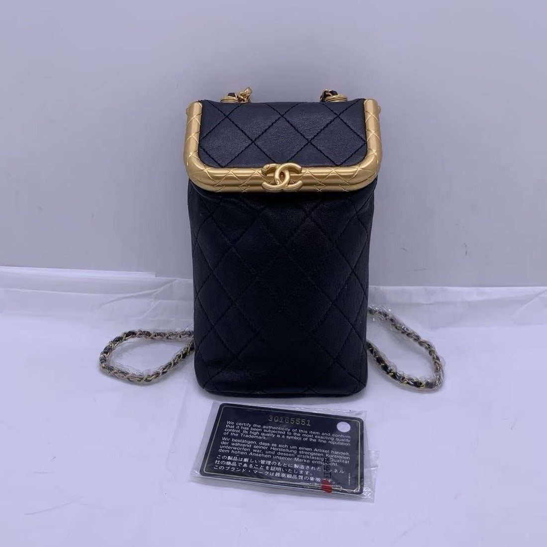 second chanel kiss lock black chain bag mini shoulder bag: second chanel kiss lock black chain bag mini shoulder bag??Normal usage traces, accessory dust bag ID card