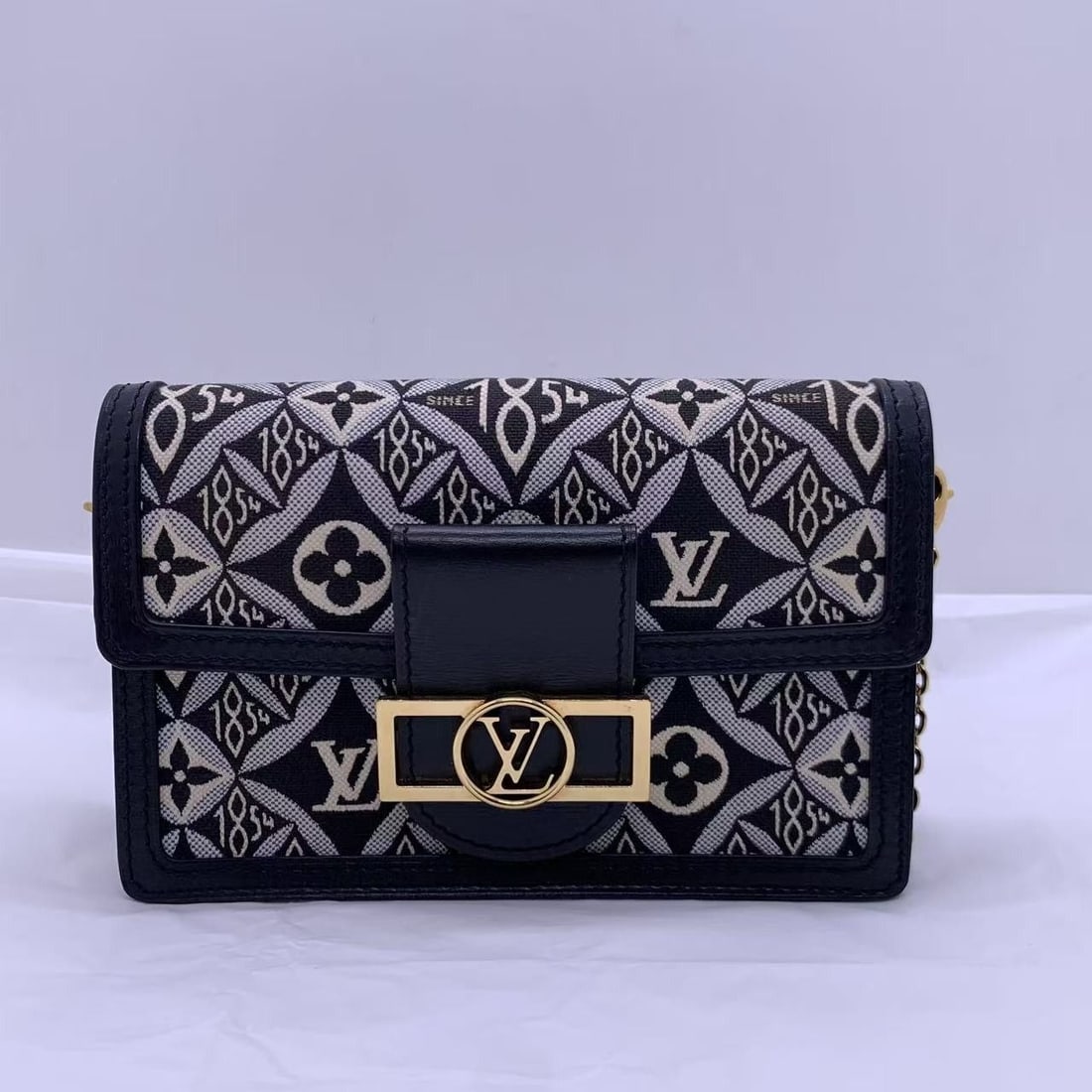 Louis Vuitton Dauphine Chain Wallet Limite original France: Normal use traces, hardware with scratches and oxidation marks, details shown in the pictures.