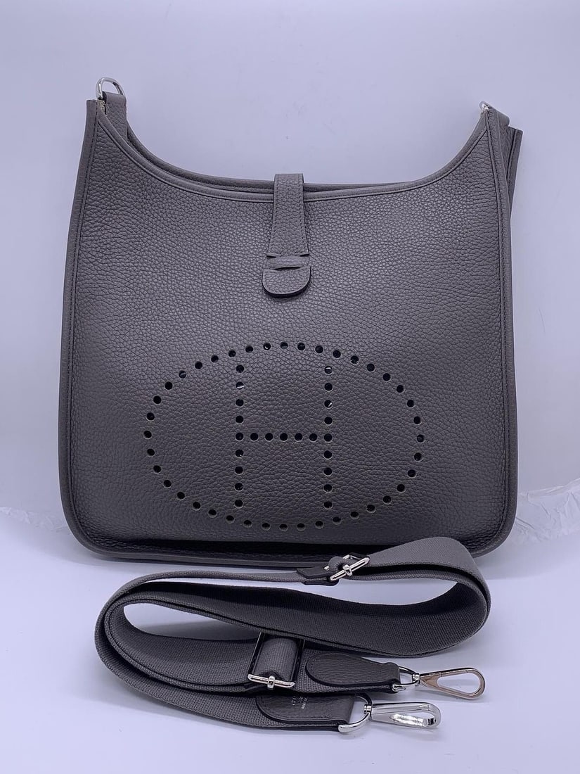 Hermes Evelyne III 31 8f Crossbody bag handbag stamp X France: Normal signs of daily use