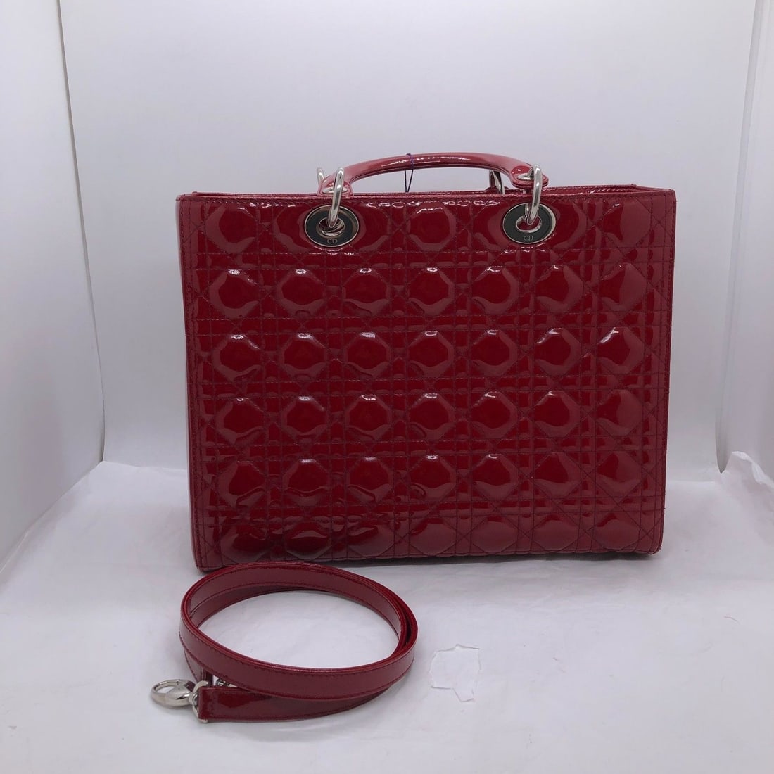 Christian Dior Lady Dior Red Patent Leather Quilted Cannage Lady Bag Italy: Fair,Normal signs of use,some stains, damages and scratches on the external leather,Scratches on the metal hardware,inner lining is clean.For details, please refer to the pictures.