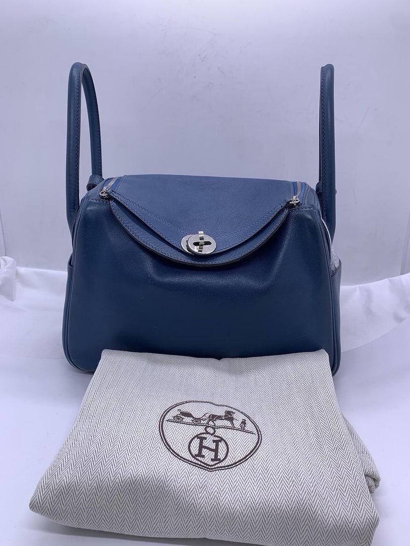 hermes lindy 26 handbag blue stamp d France swift: Normal signs of daily use