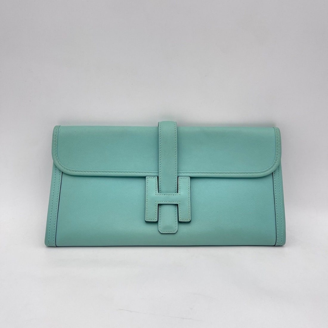 Hermes Jige Elan 29 Clutch Light Green Leather Stmap T: Normal signs of use, clean interior.