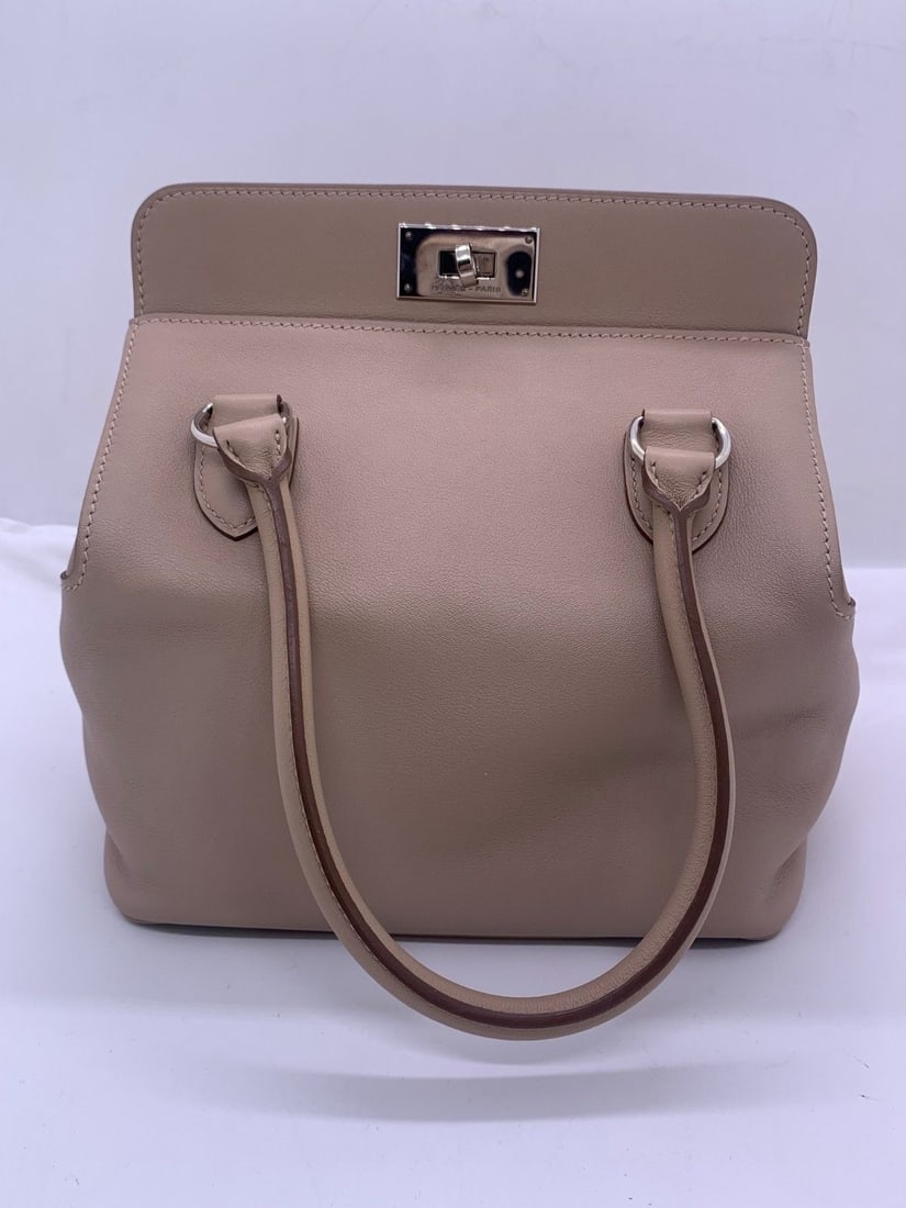 Hermes Toolbox 20 Shoulder Bag Gray Leather SHW Stmap T Origin France: Normal signs of use, corner wear, scratches on hardware, clean interior.
