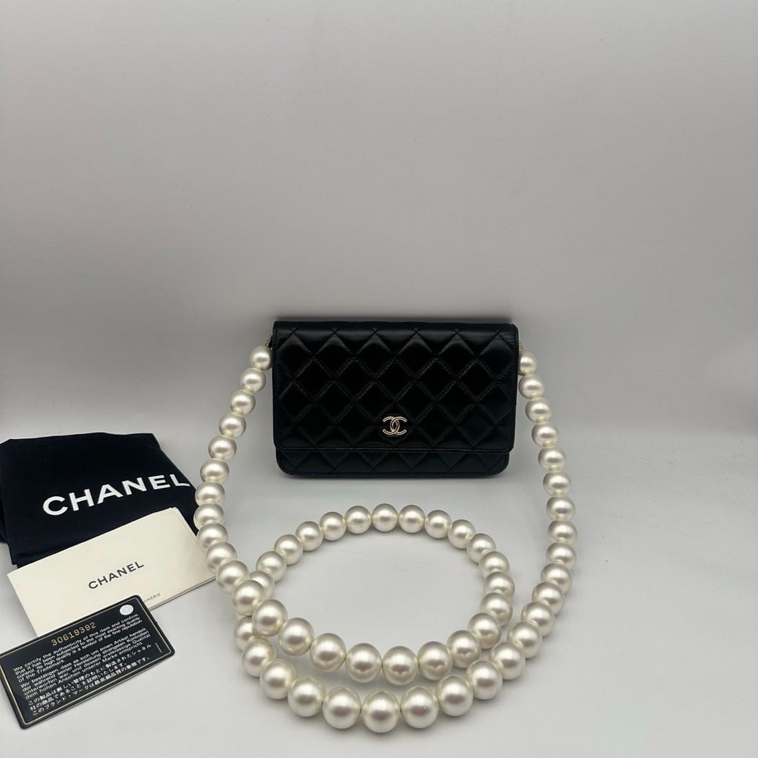 Chanel Black Maxi Pearls Mini Wallet on Chain Gold Hardware Women Bag Italy: Normal signs of use, no damage to the surface leather, scratches on the metal hardware, clean interior, and overall good condition. For details, please refer to the pictures.