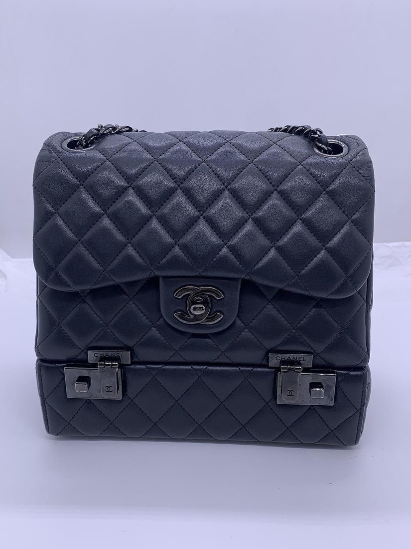 chanel 2016 quilted cockpit flap bag chain bag black Italy: Normal signs of daily use
