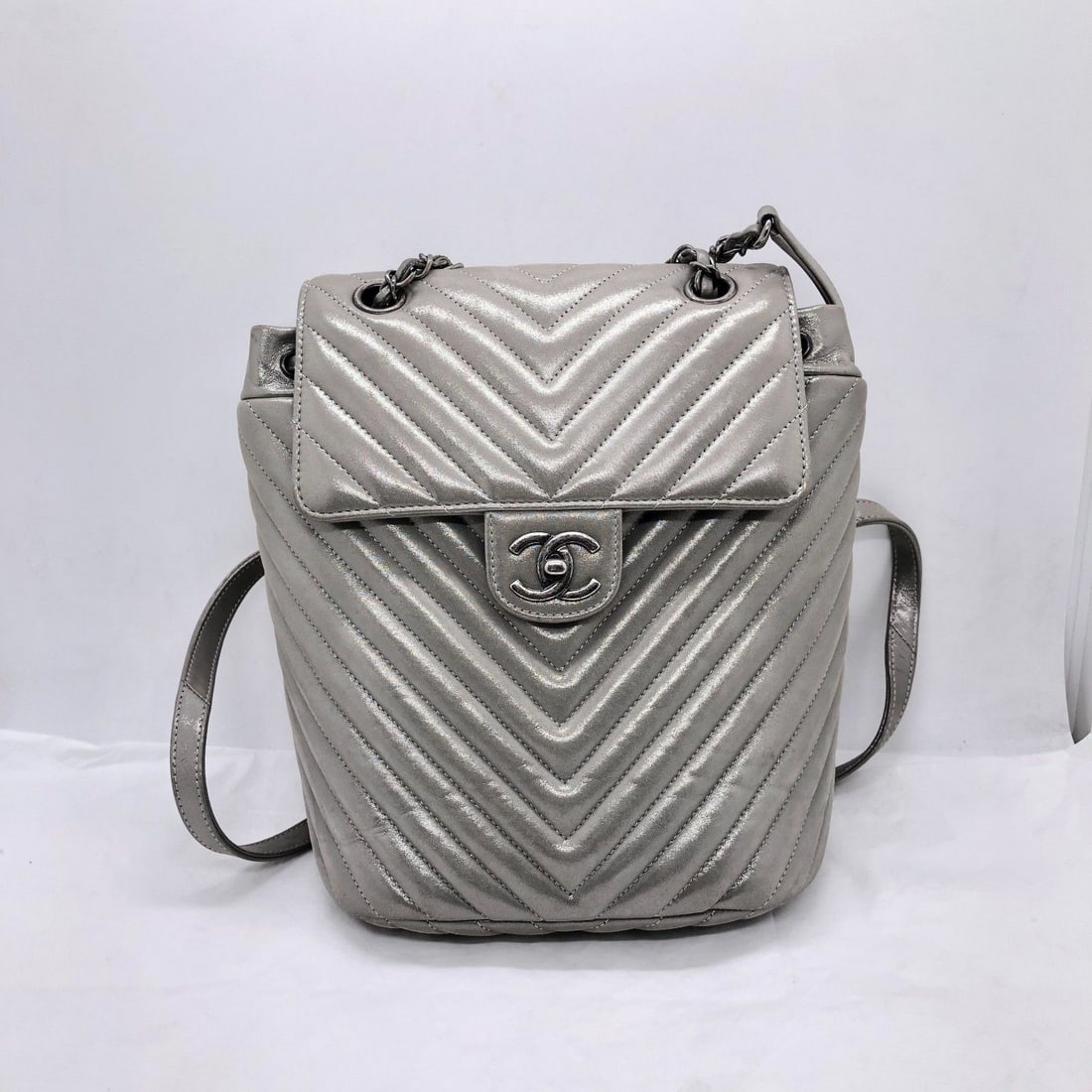 Authentic CHANEL Urban Spirit Backpack Iridescent Gray Chevron SHW Italy: Fair,There are obvious signs of use, with stains on the surface, wear on the metal hardware, stains inside, and no cracks on the leather.