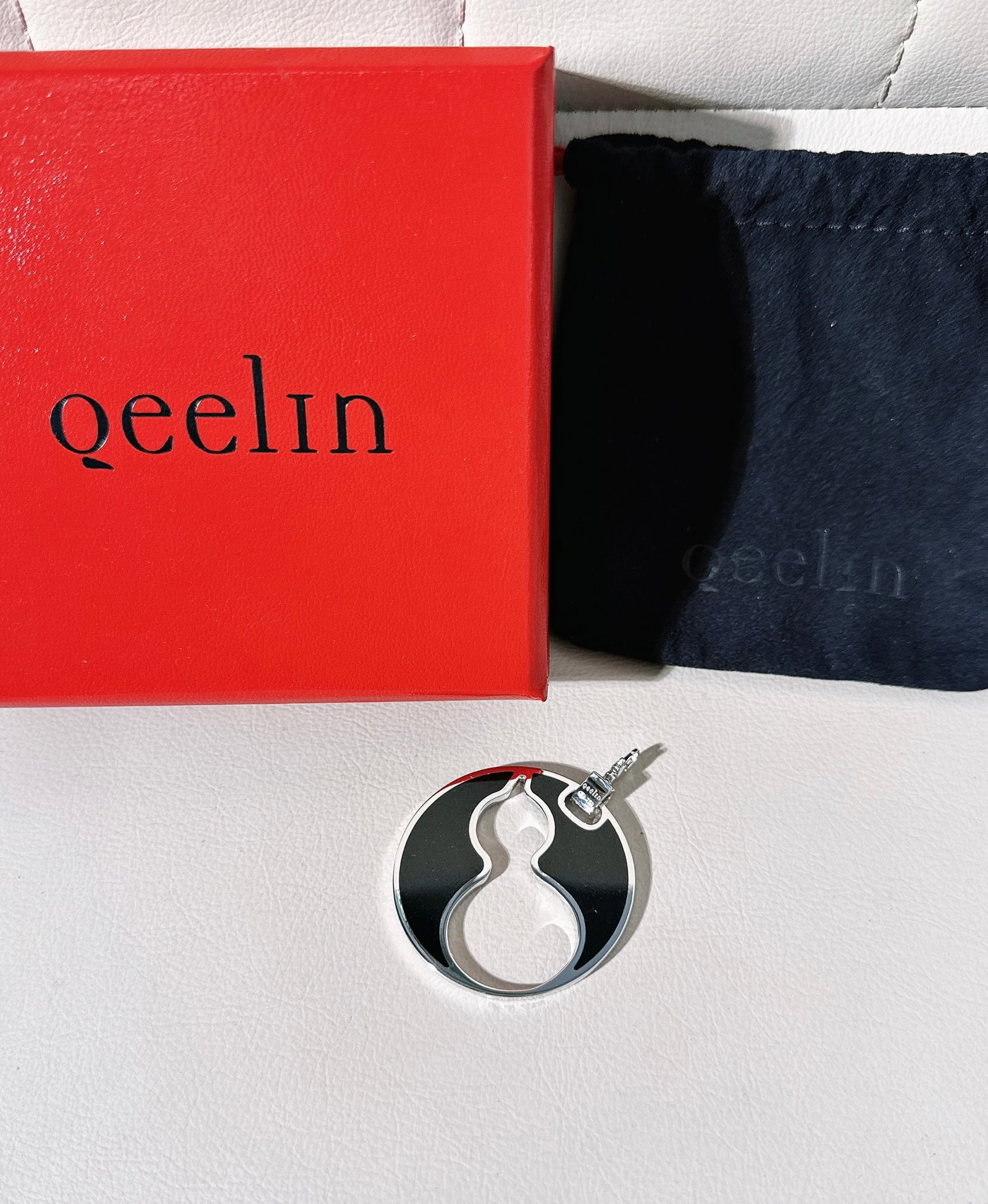 Qeelin Vintage 18K White Gold Black Onyx Pendant: Qeelin Vintage 18K White Gold Black Onyx Pendant??Minor signs of normal wear