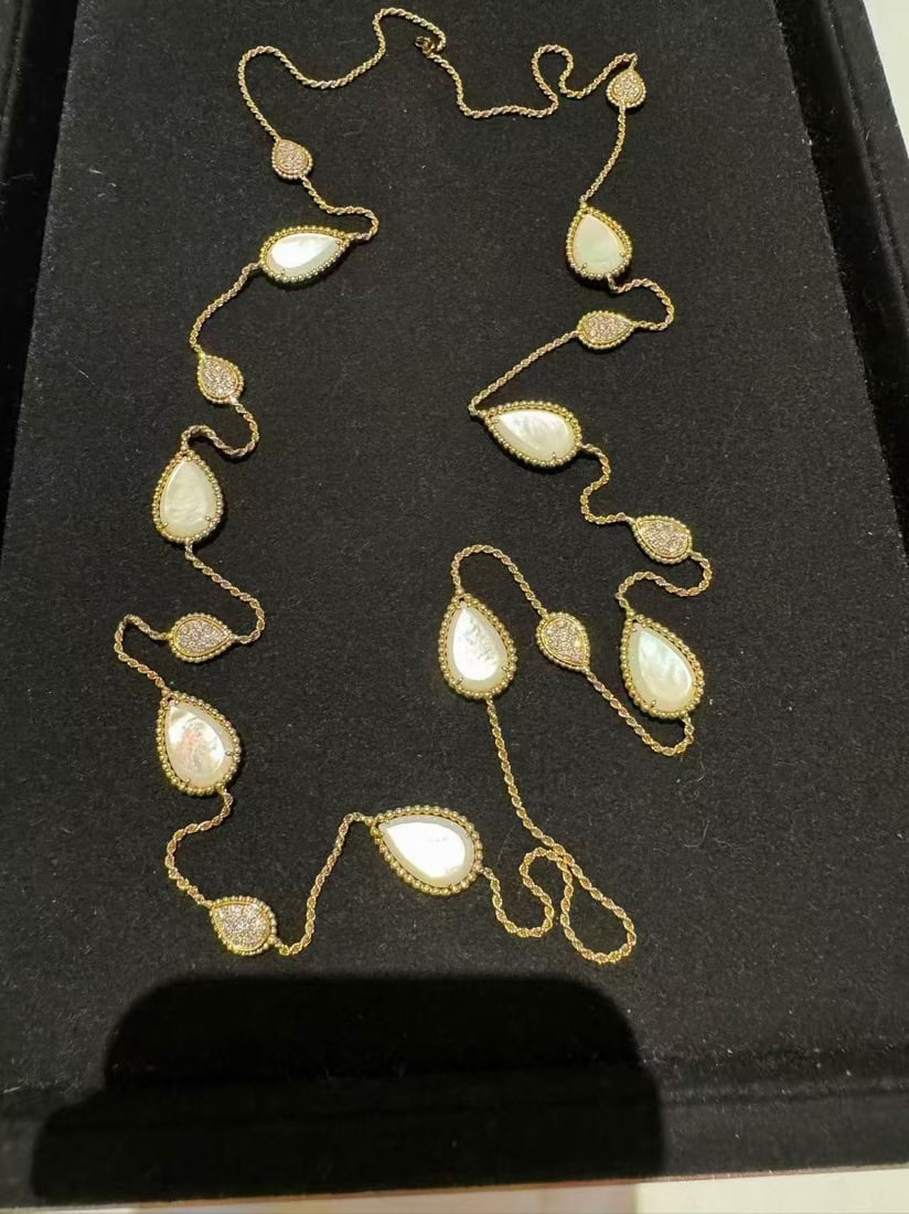 Boucheron SERPENT BOHEME high jewelry series, mother-of-pearl sweater necklace.: Boucheron SERPENT BOHEME high jewelry series, mother-of-pearl sweater necklace??Minor signs of normal wear
