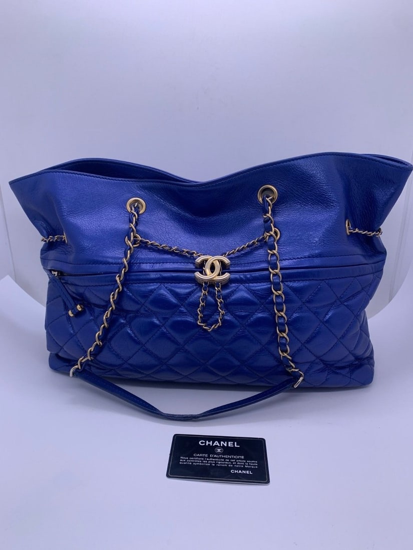 Chanel Front Zip CC Drawstring Chain Tote bag quilted calfskin leathe Italy: Normal signs of wear, scuffs on the four corners, worn chain, scratches and minor scuffs on the hardware, clean interior.