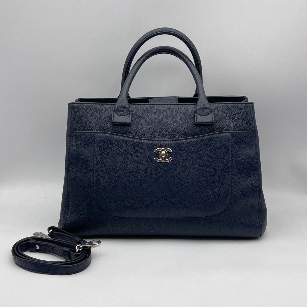 Auth Chanel Neo Executive Tote 2Way Tote Bag Navy Leather SHW A69930 France: Normal signs of use, wear on the four corners, minor leather damage, worn leather on the handles, scratches on the hardware, and clean interior.