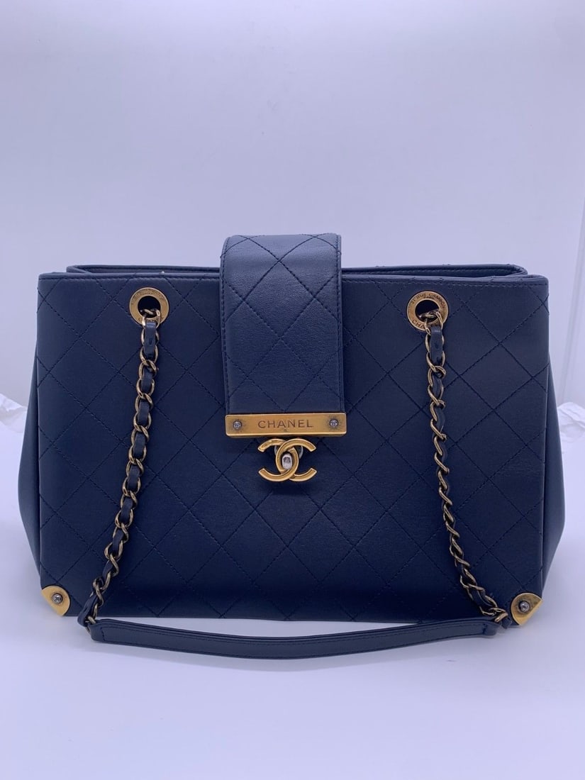 Chanel Around The Corner Tote Navy Calf Quilted Metal Chain Tote 2WAY A93518: This item has distinct signs of wear from regular use. The four corners have visible scuffs, the hardware has scratches and small spots of discoloration, and the leather part of the chain is damaged. 