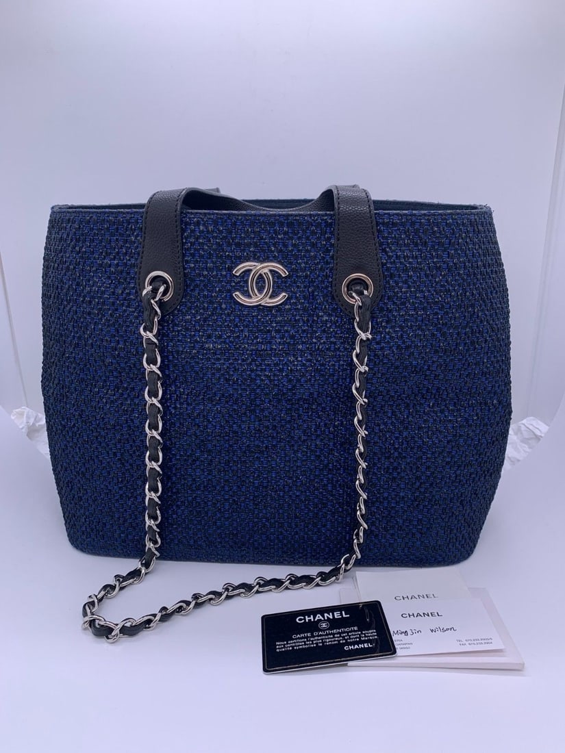 CHANEL Raffia Shopping Tote Bag Blue Woven Chain 2-WAY Expandable Beachy Navy: This piece has minor signs of wear from regular use. The four corners have gentle scuffs, the hardware features faint scratches, and the chain has slight wear. The interior is kept clean and free of a