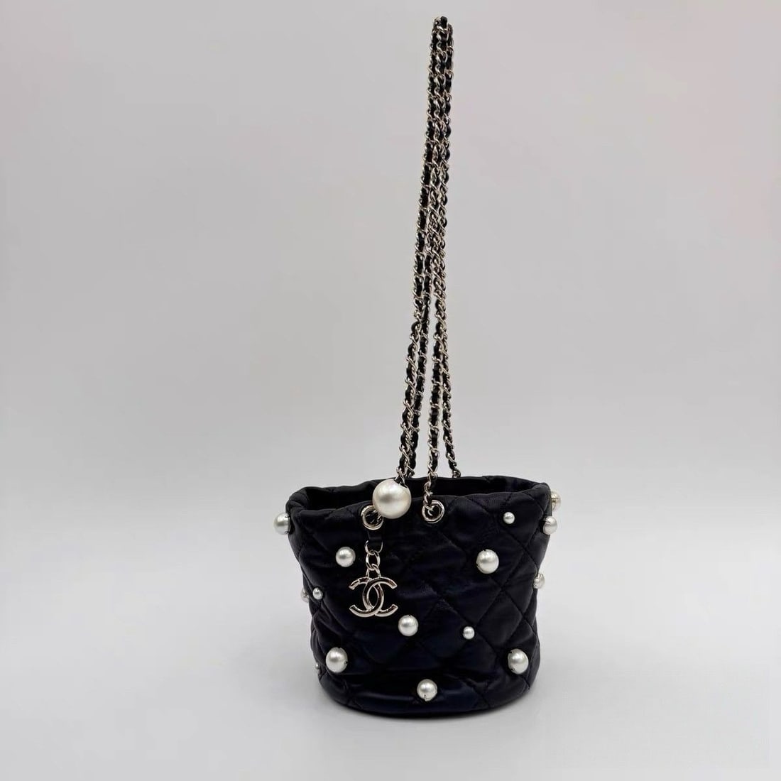 chanel pearl chain black mini shoulder bag leather bucket bag Origin Italy (1 of 6)