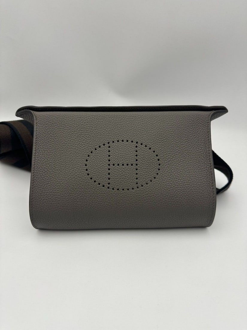 Hermes Videpoches Messenger Bag gray Leather sliver shoudler bag origin france: The condition is very good, with slight placement marks, slight scratches on the hardware, slight usage marks on the leather surface, and a clean interior