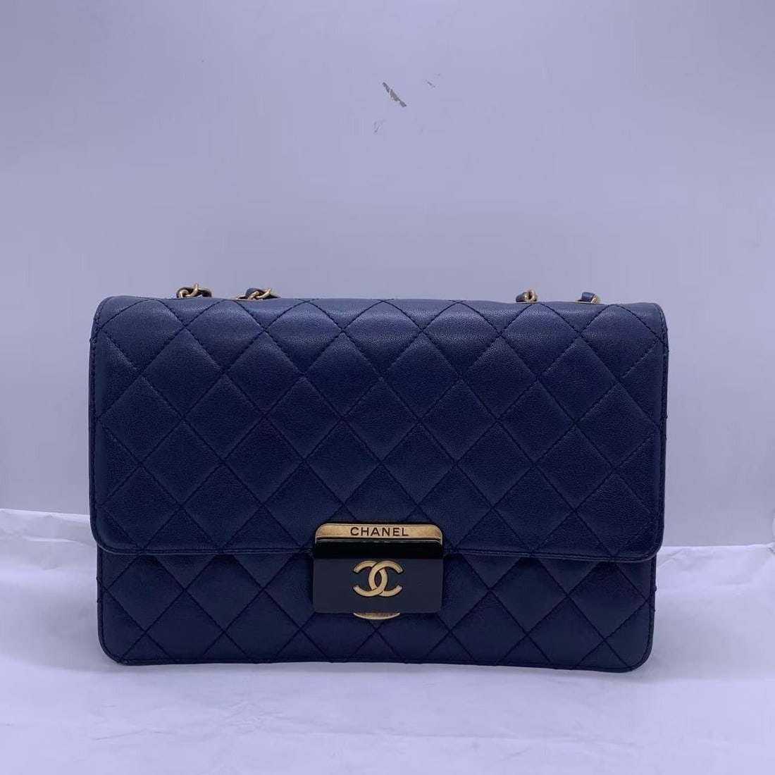 second CHANEL Beauty Lock Shoulder Bag Navy chain bag: second CHANEL Beauty Lock Shoulder Bag Navy chain bag?? Normal usage traces, accessory dust bag ID c