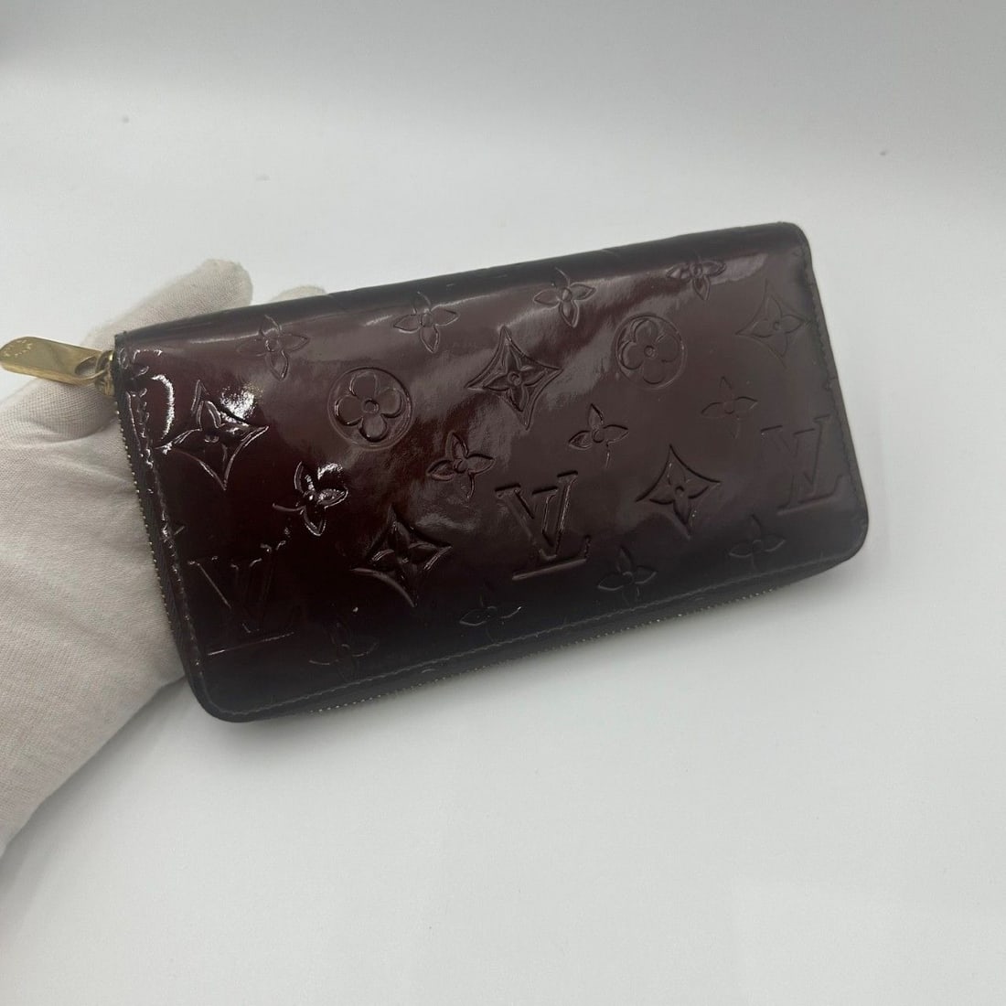 Louis Vuitton Patent Leather Zippy Long Wallet Origin Spain: The condition is average, with obvious signs of use and hardware scratches and discoloration
