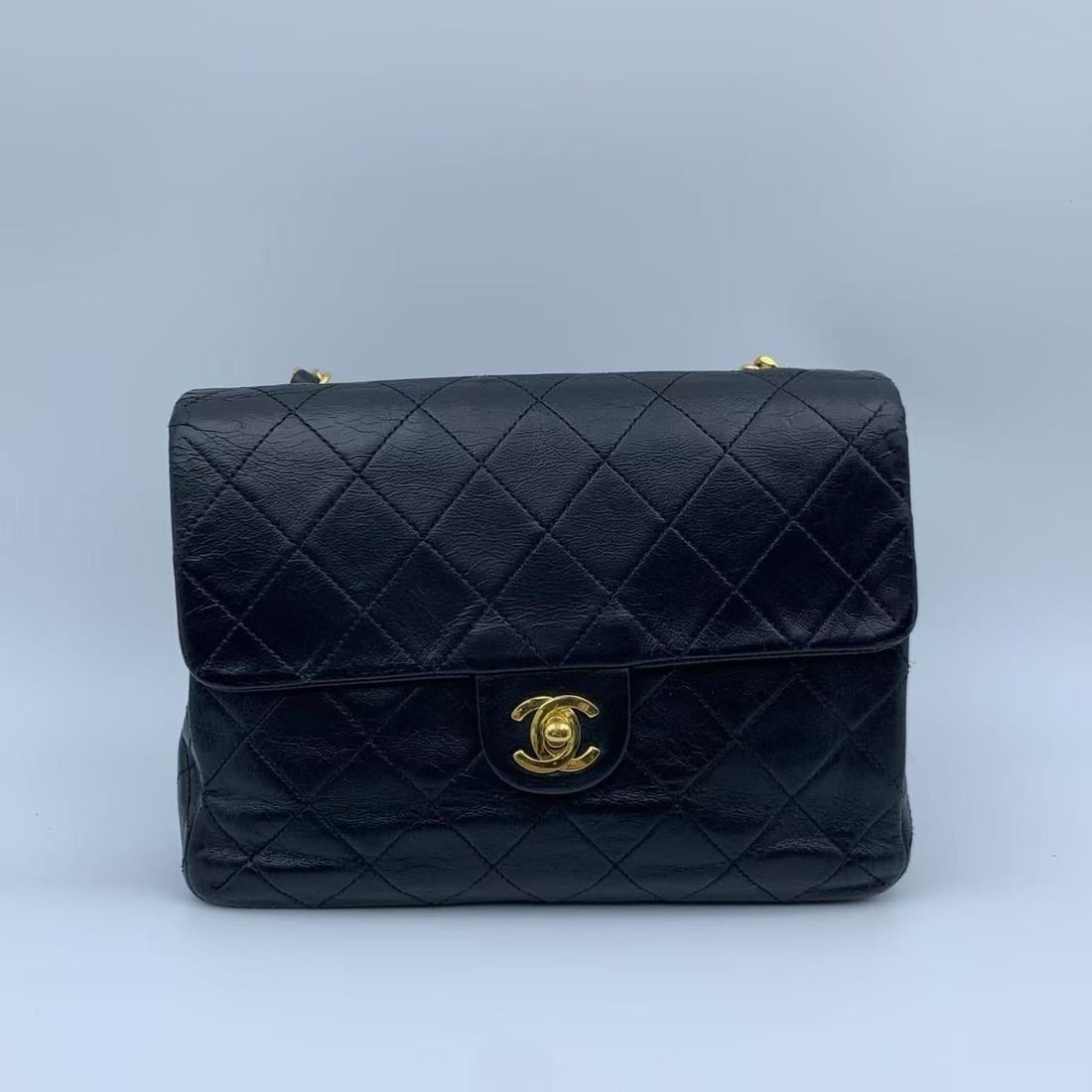 CHANEL Matelass?? 20 Black GHW Lambskin Shoulder Bag Italy: Normal signs of daily use