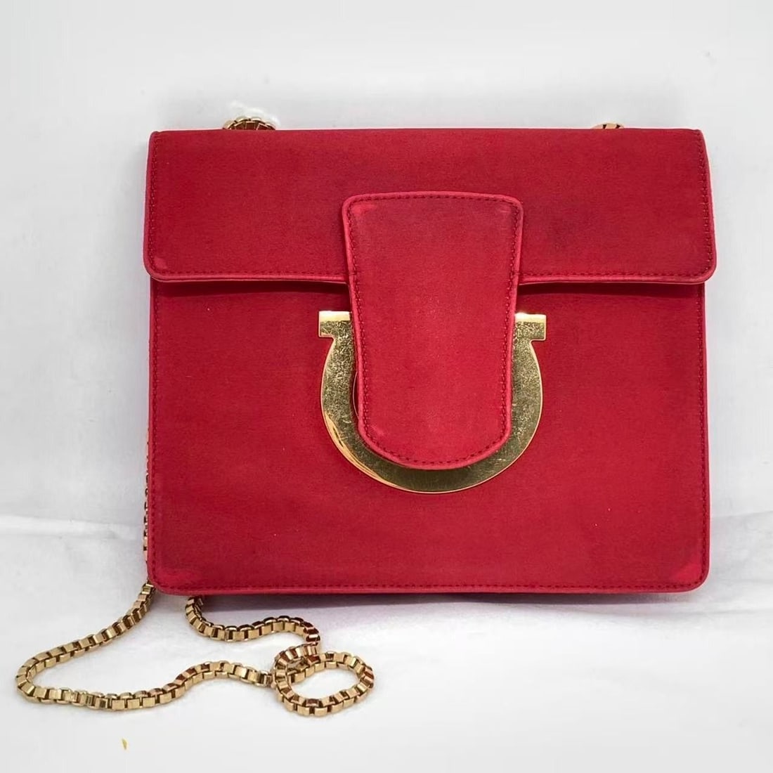 Salvatore Ferragamo Thalia Chain Shoulder Bag Women GHW Origin Italy: Fari,There are signs of normal use, with a small area of damage and stains on the surface, a clean interior, slight scratches on the hardware, and the rest in good condition. For details, please refer