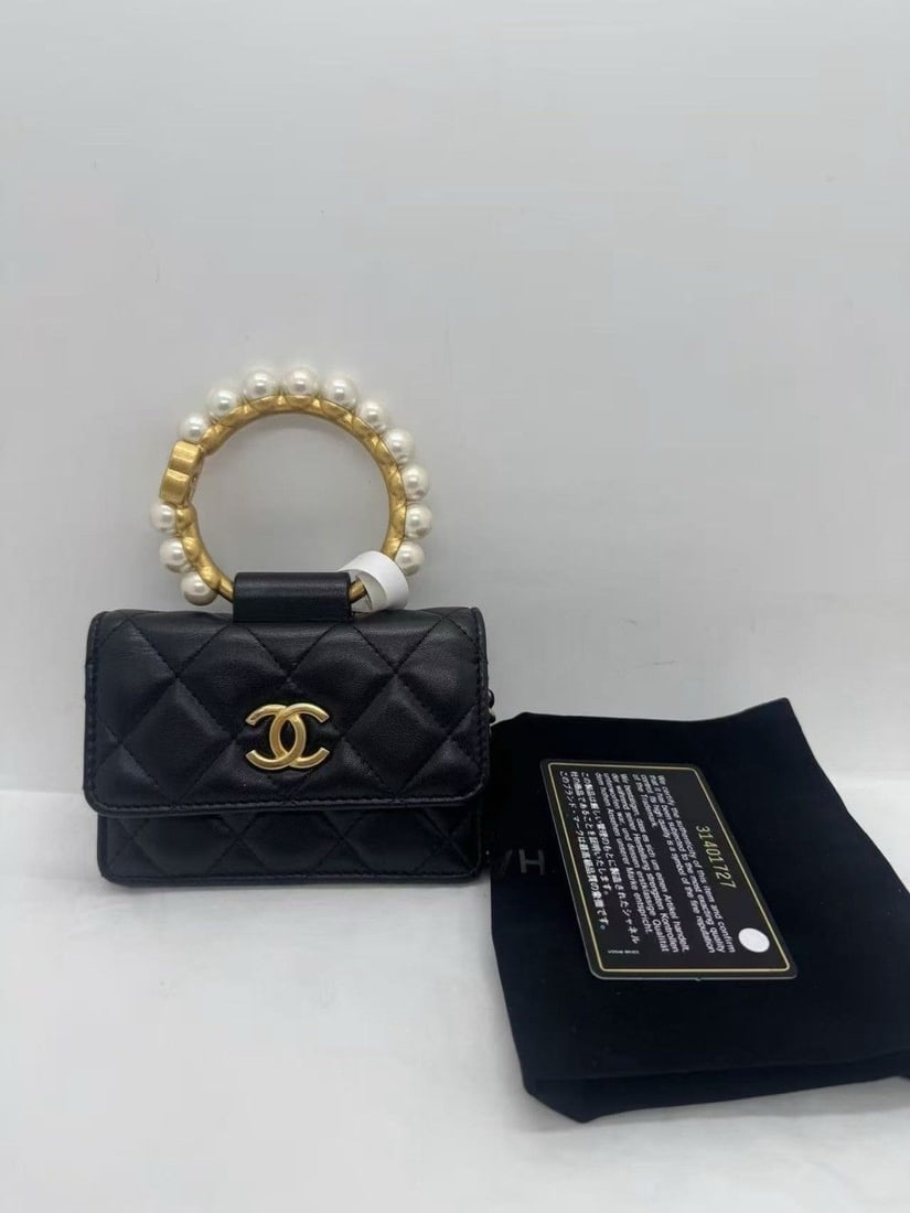 Chanel Black Quilted Lambskin Leather Pearl Crown Clutch bag chain bag Italy: Normal signs of daily use
