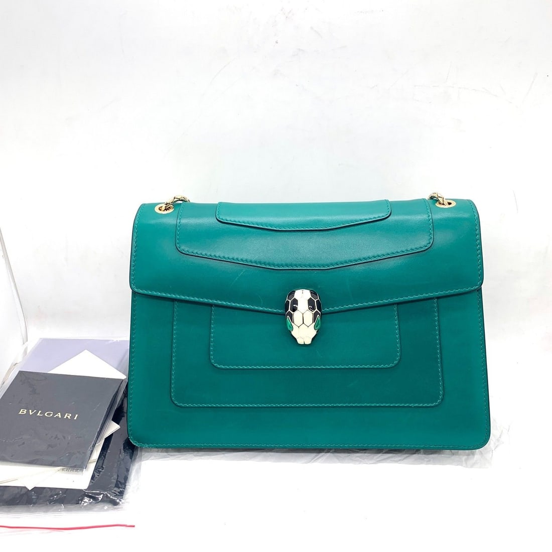 Bvlgari Serpenti Forever Shoulder Chain Crossbody Bag Emerald Green Calf Leather: Normal signs of use, clean interior, scratches and indentations on the bag body, scratches on hardware, and wear on the chain.