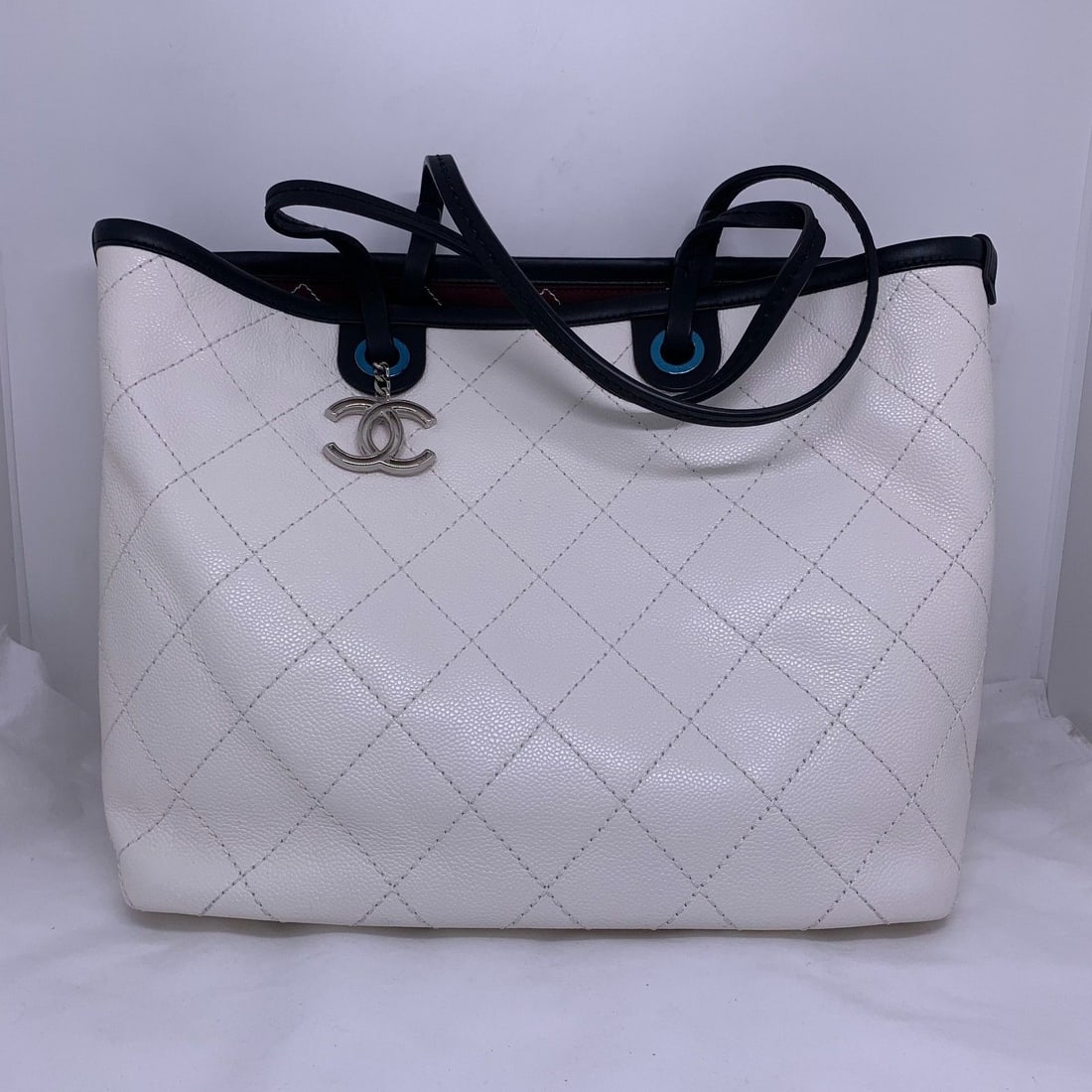 CHANEL White Caviar Leather Tote With Zipper Black Trim w/ Pouch AUTHENTIC Italy: Good, normal signs of use, inside is clean, body has imprints, hardware has scratches.