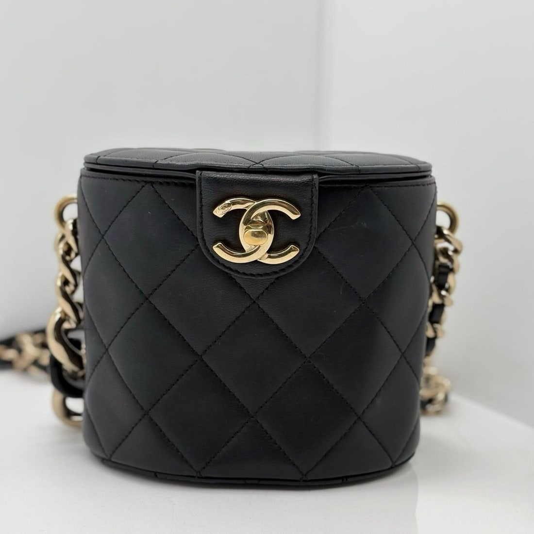 chanel vanity case chain shoulder bag leather bag Origin Italy: Good condition, normal use marks, slight scratches on the leather surface, hardware scratches, scratches on the inner mirror