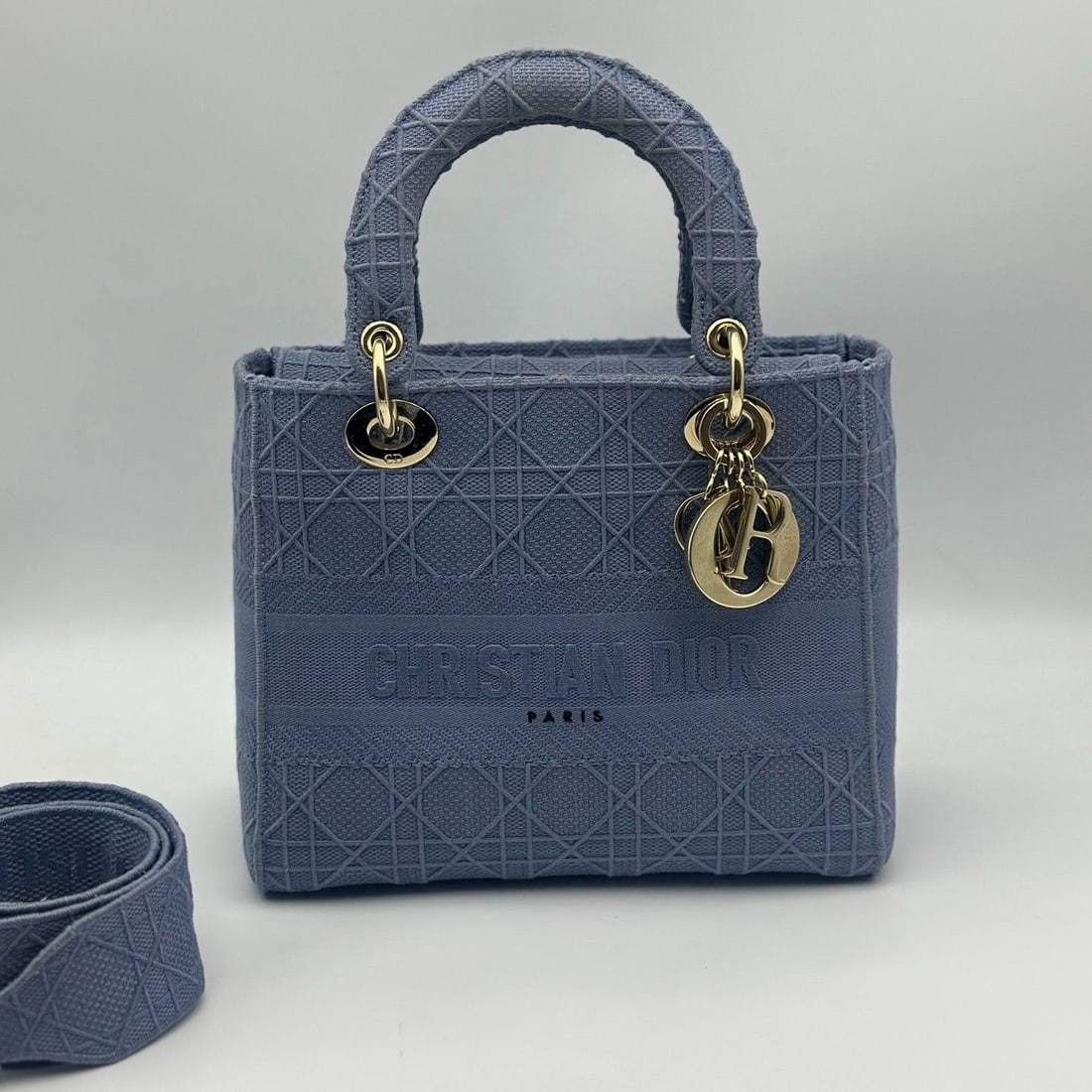 Chiristian Dior Lady D-Lite Medium Hand Shoulder Bag Canvas Navy 90301484: Slight signs of use, clean interior, no damage on the surface, minor scratches on the hardware, overall in good condition. For details, please refer to the pictures.