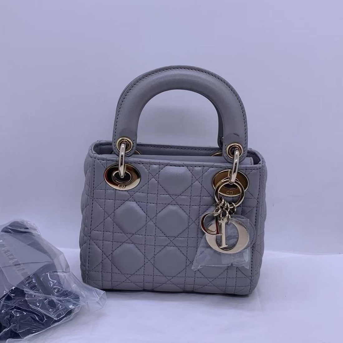 Christian Dior Mini Lady Dior Tote bag Gray chai bag shoulderbag Italy: Normal signs of daily use