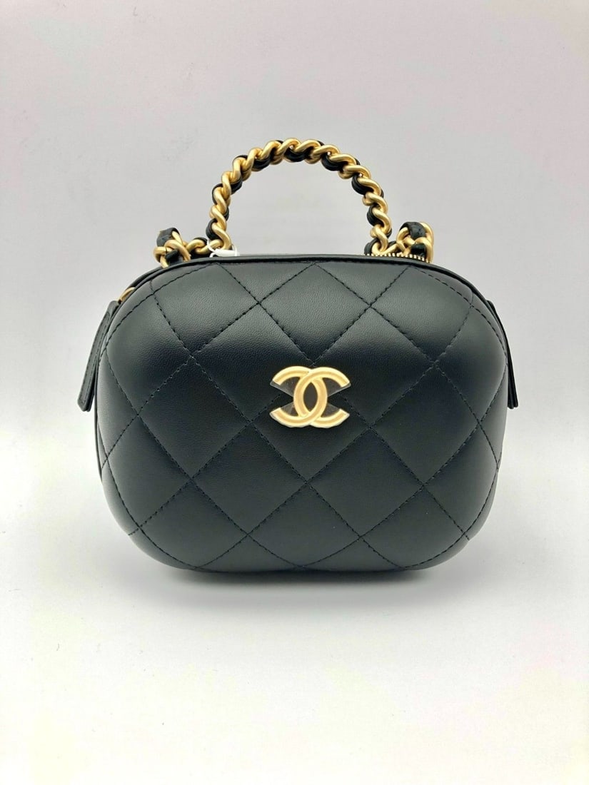 chanel CC vanity case 2Way shoudler bag lambskin leather hangbag Origin France: Good condition, slight signs of use, clean inside