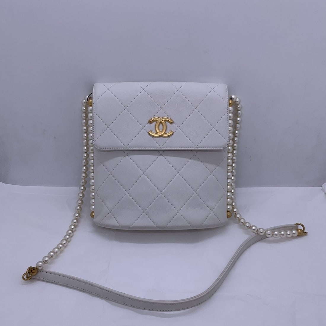 second Chanel Matelasse Faux Pearl Shoulder Bag White handbag Origin Italy (1 of 13)