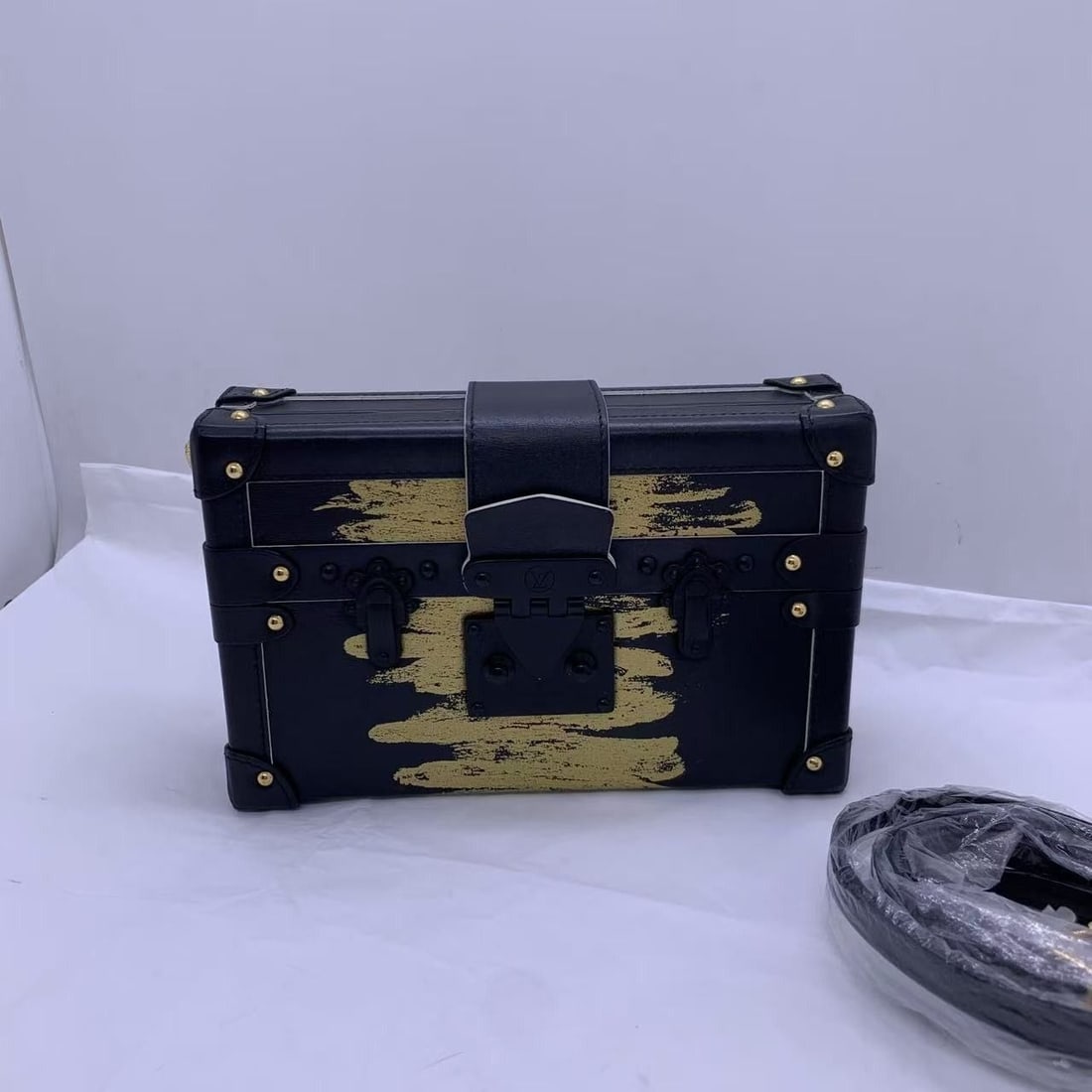 Louis Vuitton Black Leather Golden Light Petite Malle shoulderbag: Second hand CHANEL CF fur bag chain bag, versatile, laser 28 open, accessory dust bag ID card, normal use traces