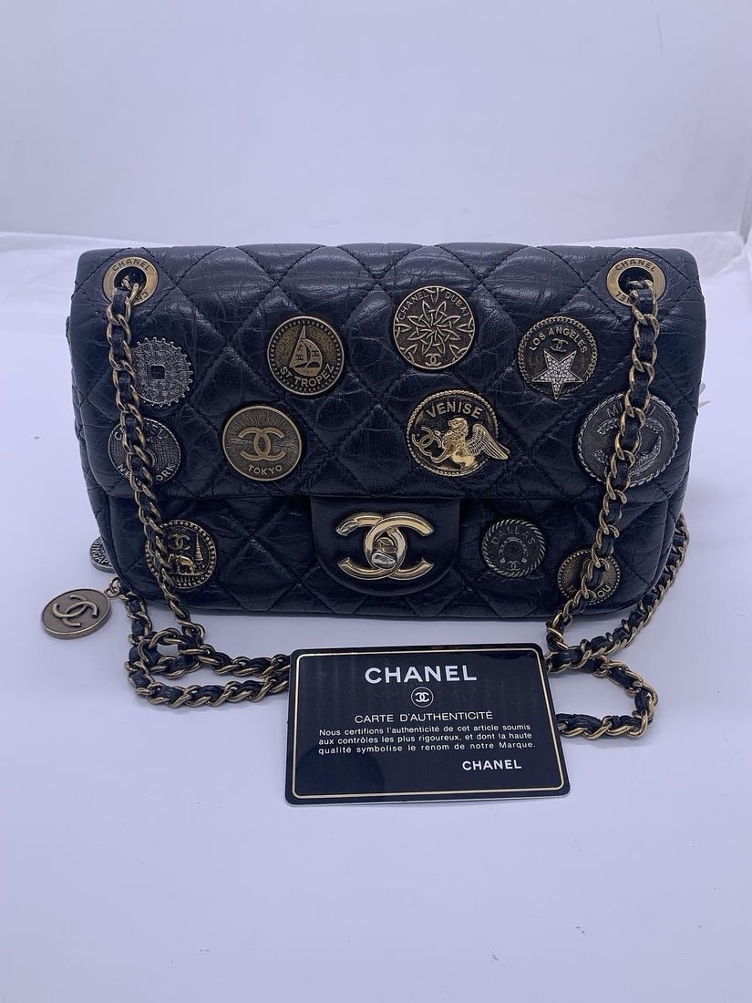 Chanel 2.55 Flap mini bag coin Charms Reissue Quilted Aged Calfskin Origin Italy: Normal signs of daily use