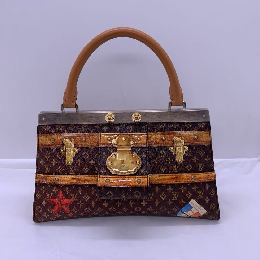 Louis Vuitton Frame Monogram Canvas Time Trunk Crown Bag R original France: Normal signs of daily use