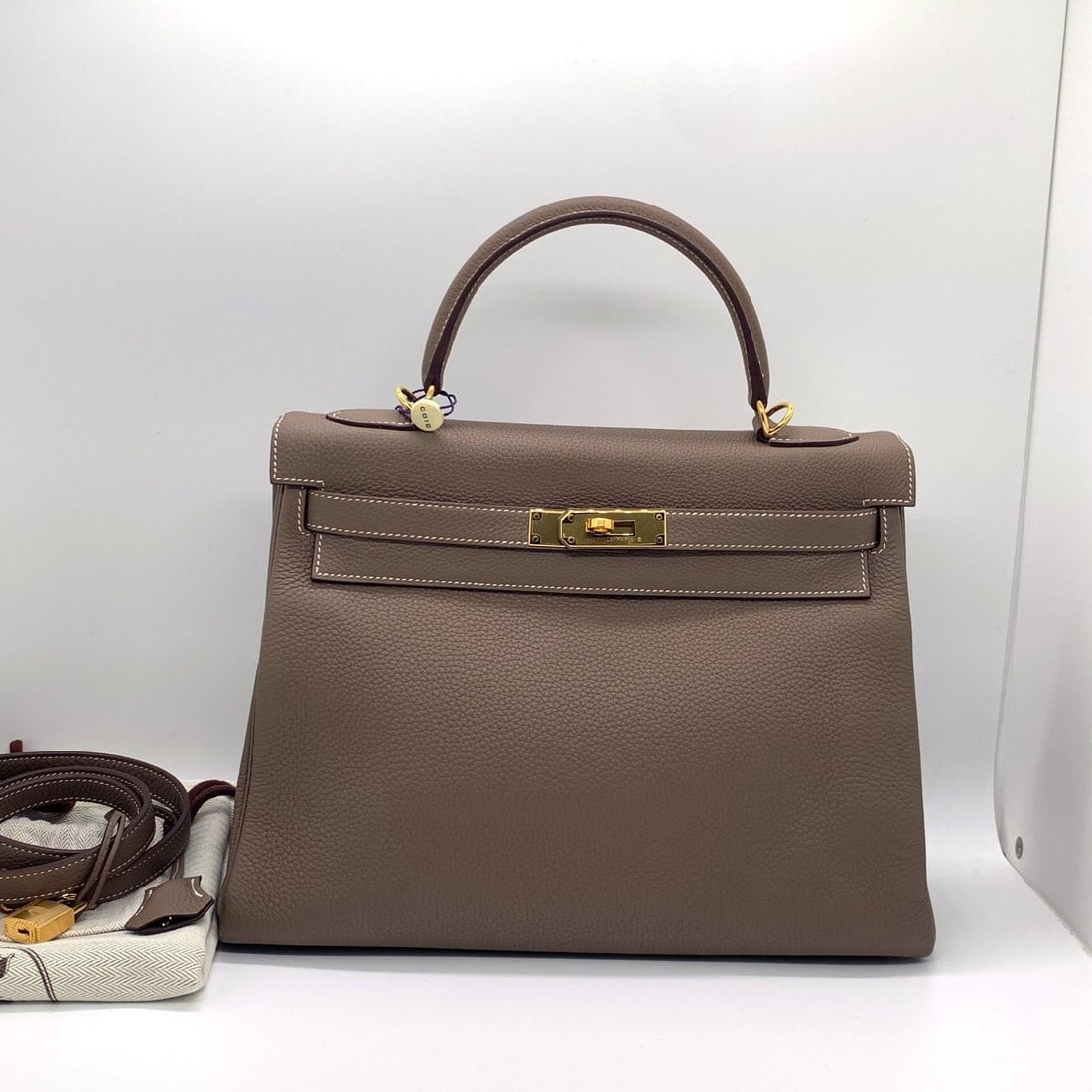 Pre-Owned Hermes Kelly 32 Handbag Togo Leather Etoupe GHW Stmap D: Slight signs of use, minor scratches on hardware, clean inside and out.