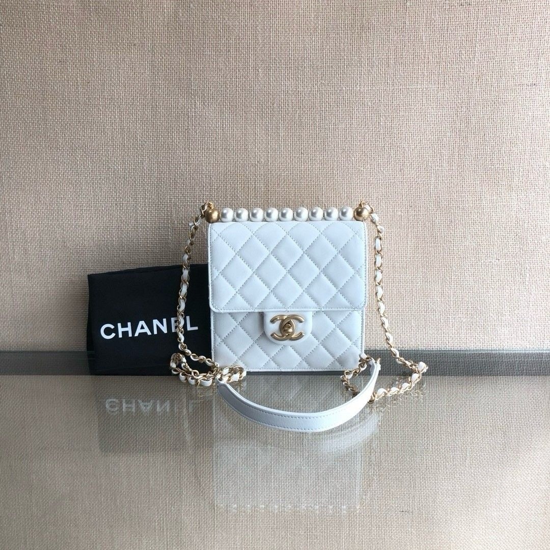 Chanel Chic Pearls Flap Bag leather Quilted shoudler bag Origin Italy: Good condition, normal use marks, retro hardware scratches, slight scratches on the leather surface, slight stains