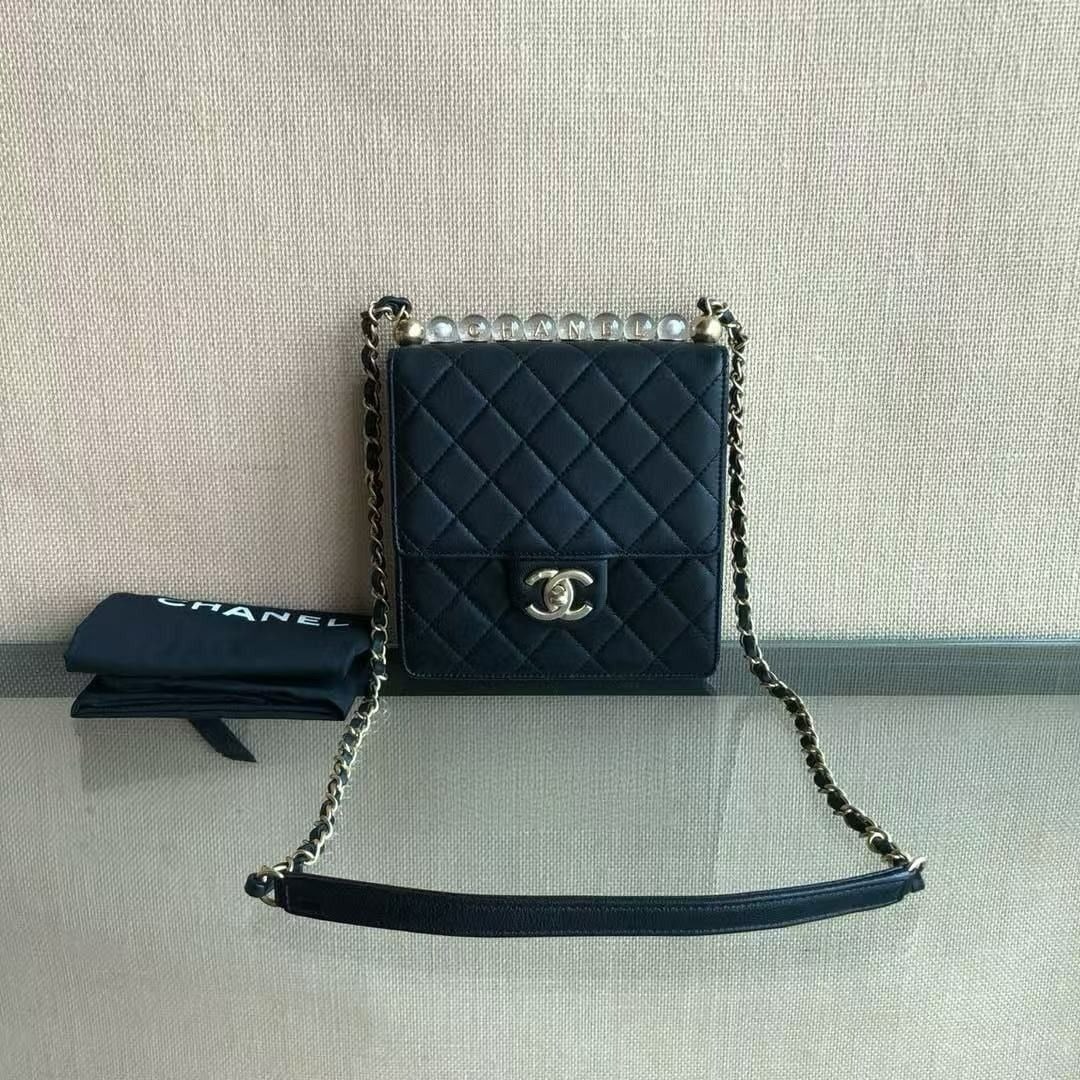 Chanel Chic Pearls Flap Bag Quilted Acrylic Beads shoudler bag Origin Italy: Good condition, normal use marks, retro hardware scratches, slight scratches on the leather surface