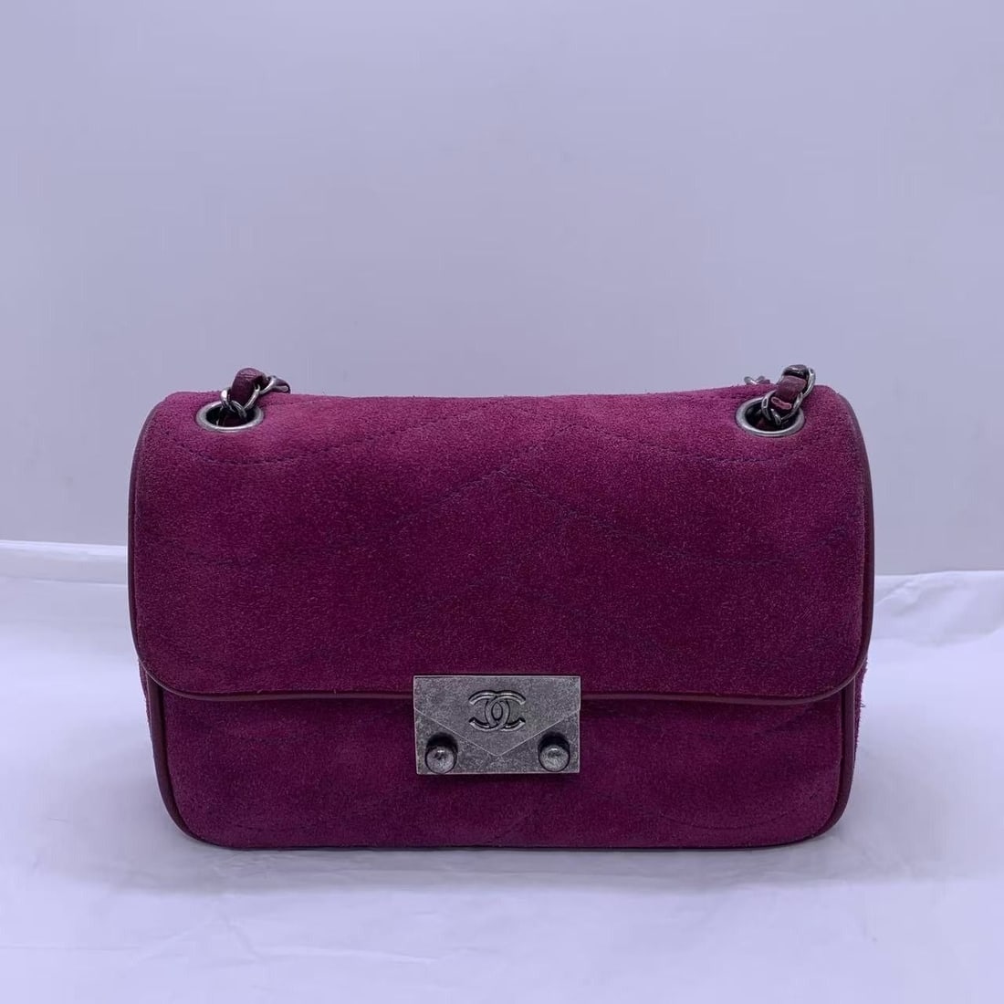 CHANEL Suede Lambskin Scallop Quilted Medium Pagoda Flap Purple handbag: Normal use traces, the bag body has stains, please see the details picture.
