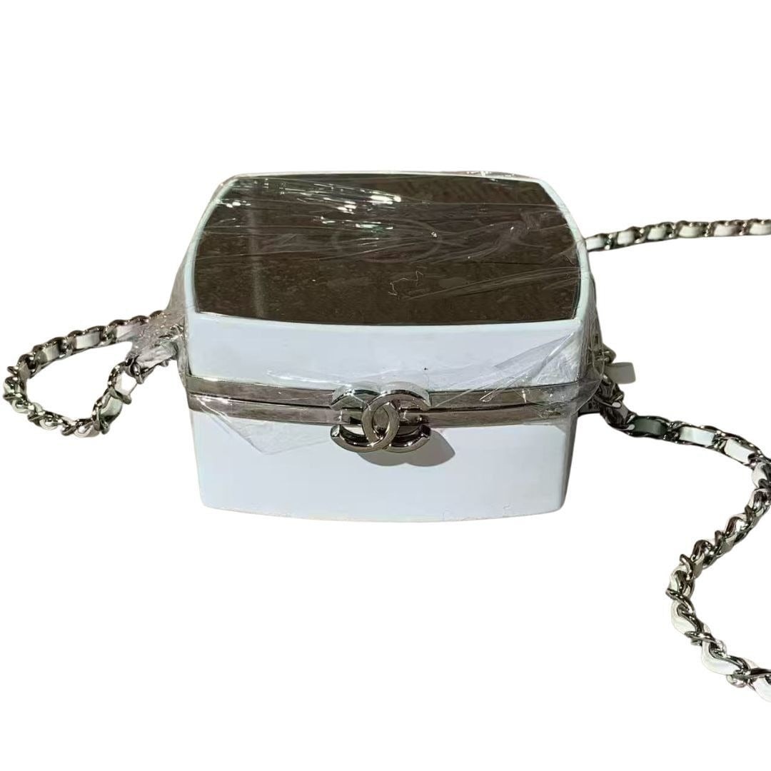 Chanel CC Make-Up Box Clutch with Chain Quilted Lambskin and Metal Mini White: Light signs of use, minor scratches on metal hardware, clean interior.