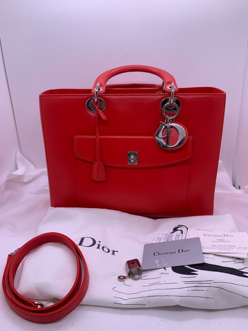 Christian Dior Red Smooth Calfskin Leather Lady Dior Front Pocket Large Tote Bag: Normal signs of use, wear on the four corners, scratches on the hardware zipper, no damage to the leather, clean interior, for details, please refer to the pictures.