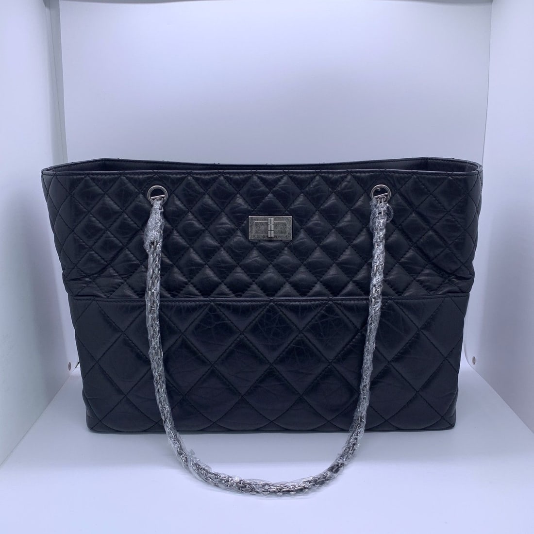 Chanel 2.55 Reissue Shopping Tote Bag Calfskin Black Silver Hardware 14 Series: Condition: Normal signs of wear, corner abrasion, scratches on hardware, chain wear, minor scratches and partial damage on the surface.Accessories: No Accessoriessize: Width:41cm,height:30cm