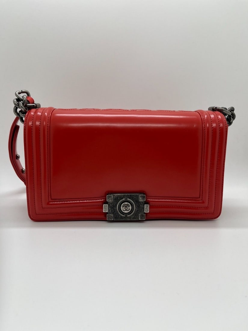 CHANEL Glazed Calfskin Medium Boy Flap Bag Red Ruthenium HW: Condition: Normal signs of wear, corner abrasion with blackening, scratches on metal hardware, wear on the shoulder strap and chain, and minor stains on the surface.Accessories:ID cardsize: Width:24.5