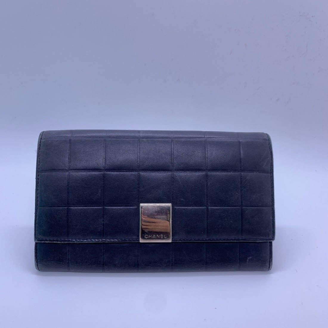 Chanel Black Lambskin Trifold Long Wallet Chocolate Bar Silver Hardwar: Condition: Obvious signs of usage, worn four corners, scratched hardware, with surface scratches and indentations.Accessories: No Accessoriessize: Width:19cm,height:12cmDesigner: ChanelModel:Chocolate