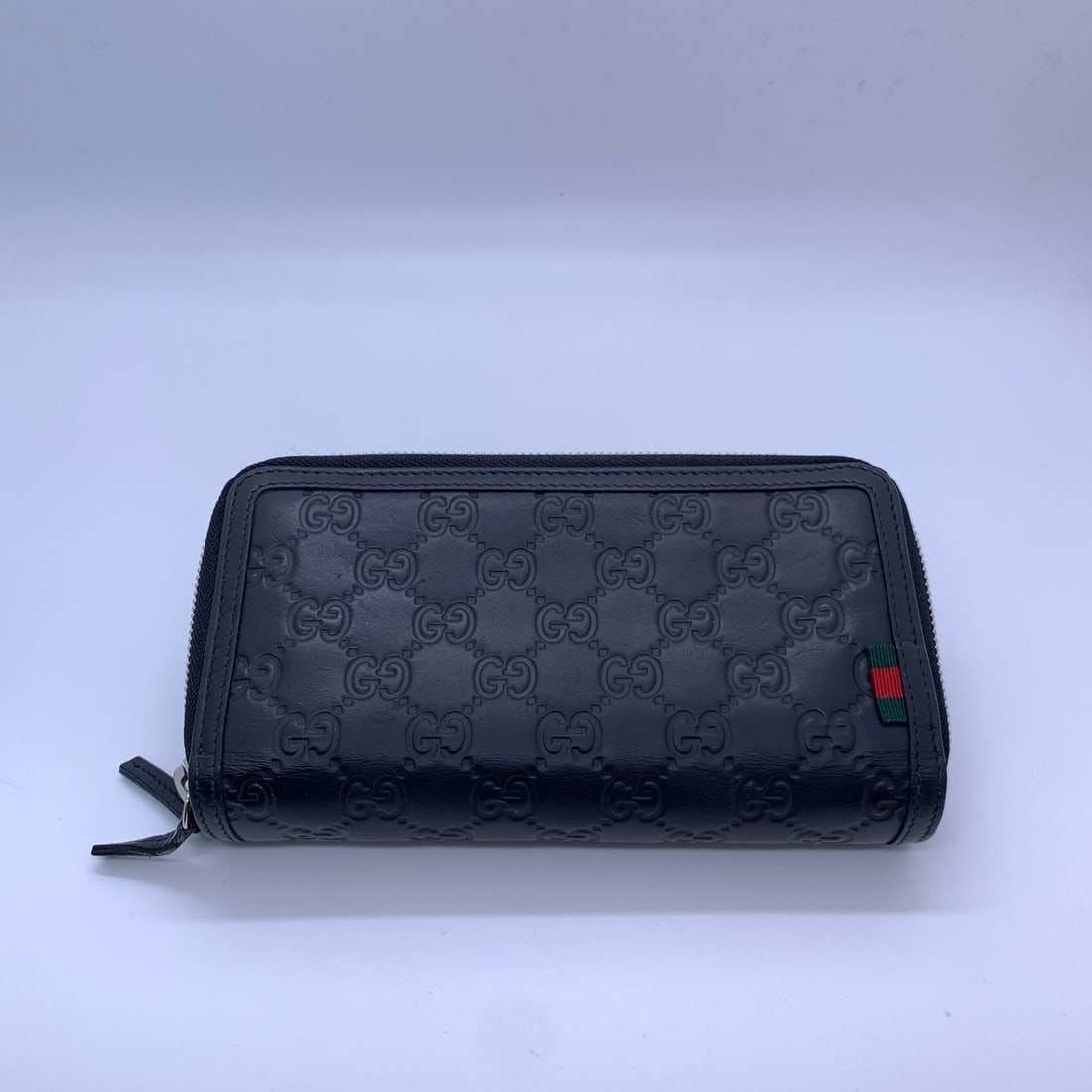 Gucci Guccissima Black Leather Zip Around Wallet Web Stripe: Condition: Normal wear and tear, scratches on hardware, worn corners, and interior abrasion.Accessories: No Accessoriessize: Width:18.5cm,height:11cmDesigner: GucciModel:Guccissima Black Leather Zip A