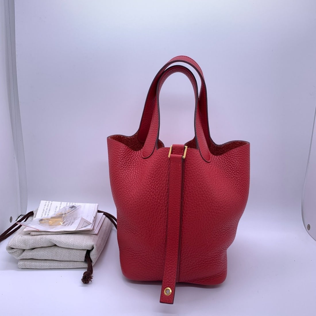 Hermes Picotin Lock 18 PM Red Taurillon Clemence Gold Hardware C Stamp: Condition: Normal signs of wear, corner abrasion, minor scratches on hardware.Accessories: Dust bag,lock, keysize: Width:18cmDesigner:HermesModel: Picotin Lock 18 PM BagExterior Material: LeatherExter