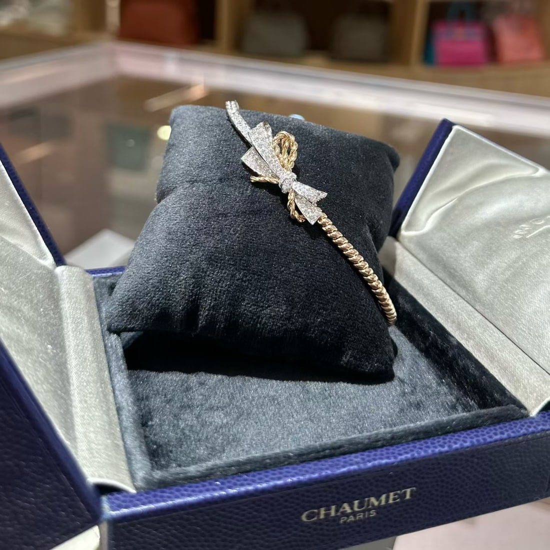 Chaumet Insolence 18k Gold Bow Bracelet, Excellent Condition: Chaumet Insolence Bow Bracelet, 15.5 cmRetail price: ??277,000 / ??280,000. Discontinued in boutiques.Purchased in 2023. Complete with box, warranty card and receipt.Stunning piece, perfect for small 