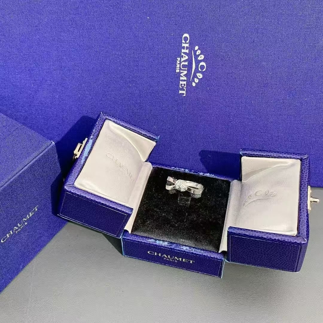 Chaumet Liens Seduction Ring Diamonds 18k White Gold Size 54: Liens Seduction ring from the French high-jewelry house Chaumet.This specific piece is part of the iconic "Liens" (Links) collection, which has symbolized sentimental bonds since 1970. The Liens Seduc