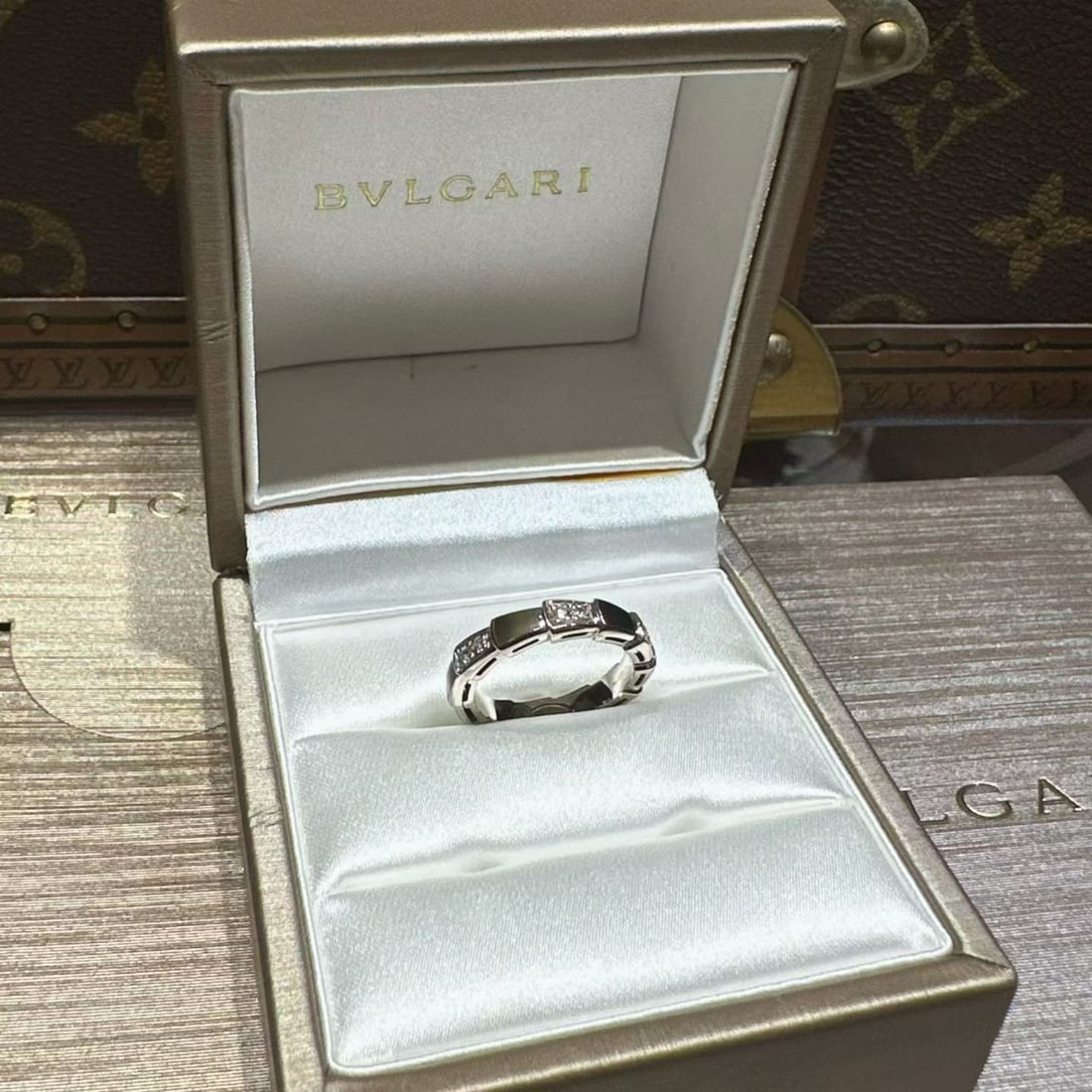 Bvlgari Serpenti Viper Ring Mother-of-Pearl Diamonds 18K White Gold Size 48: Bvlgari Serpenti Viper Ring. This specific design is a thin band ring that features the collection's signature "scales" set alternatively with different precious materials.Key CharacteristicsCollectio