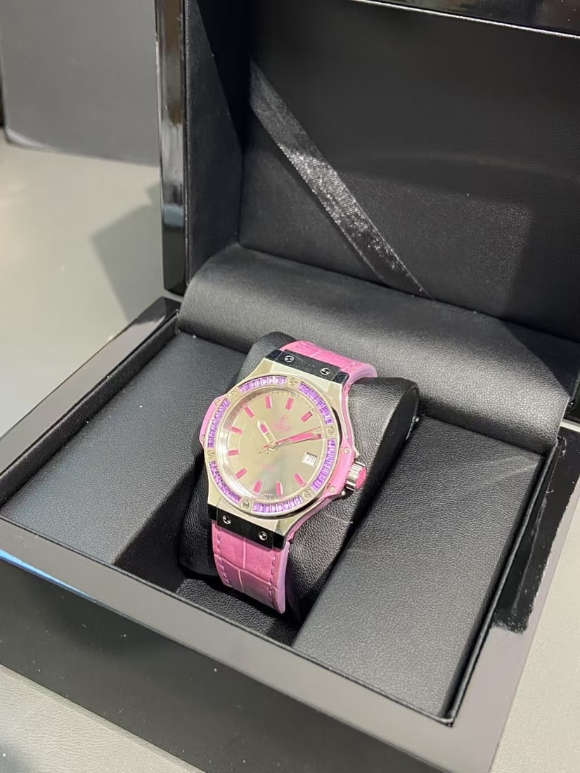 Hublot Big Bang Tutti Frutti Amethysts Stautomatic Movement 38mm Watch: Key SpecificationsCollection: Big Bang "Mirror Vendome Collection".Movement: Unlike the 361 series which uses quartz, this model features a Swiss automatic movement (self-winding).Case: 38mm polished 