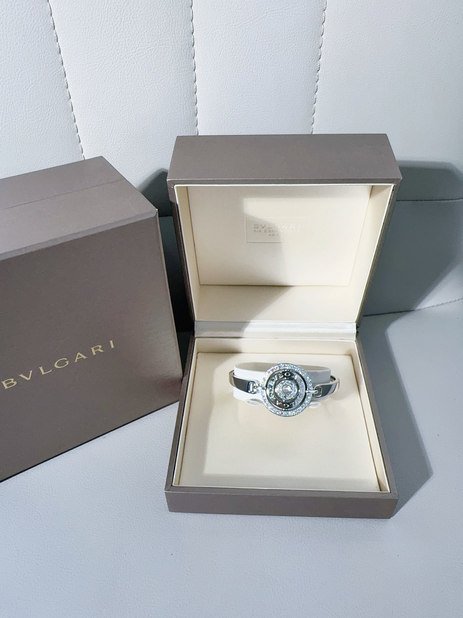 Bvlgari Parentesi Collection 18K White Gold Bangle Bracelet, Size 18: Bvlgari Parentesi Collection White Gold Bangle, Size 18.Extremely rare on the market, purchased in 2013.Vintage model without serial number.