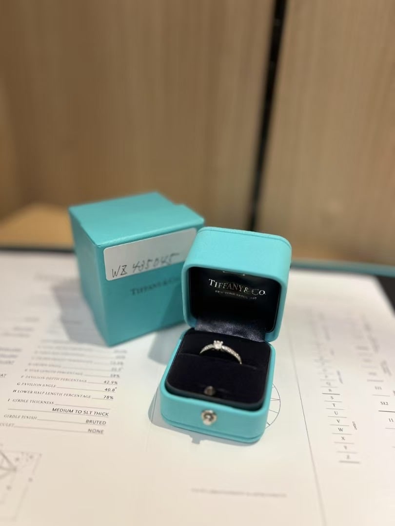 Tiffany & Co. 0.22ct Luxury Setting Diamond Ring VVS2 Color J (1 of 6)